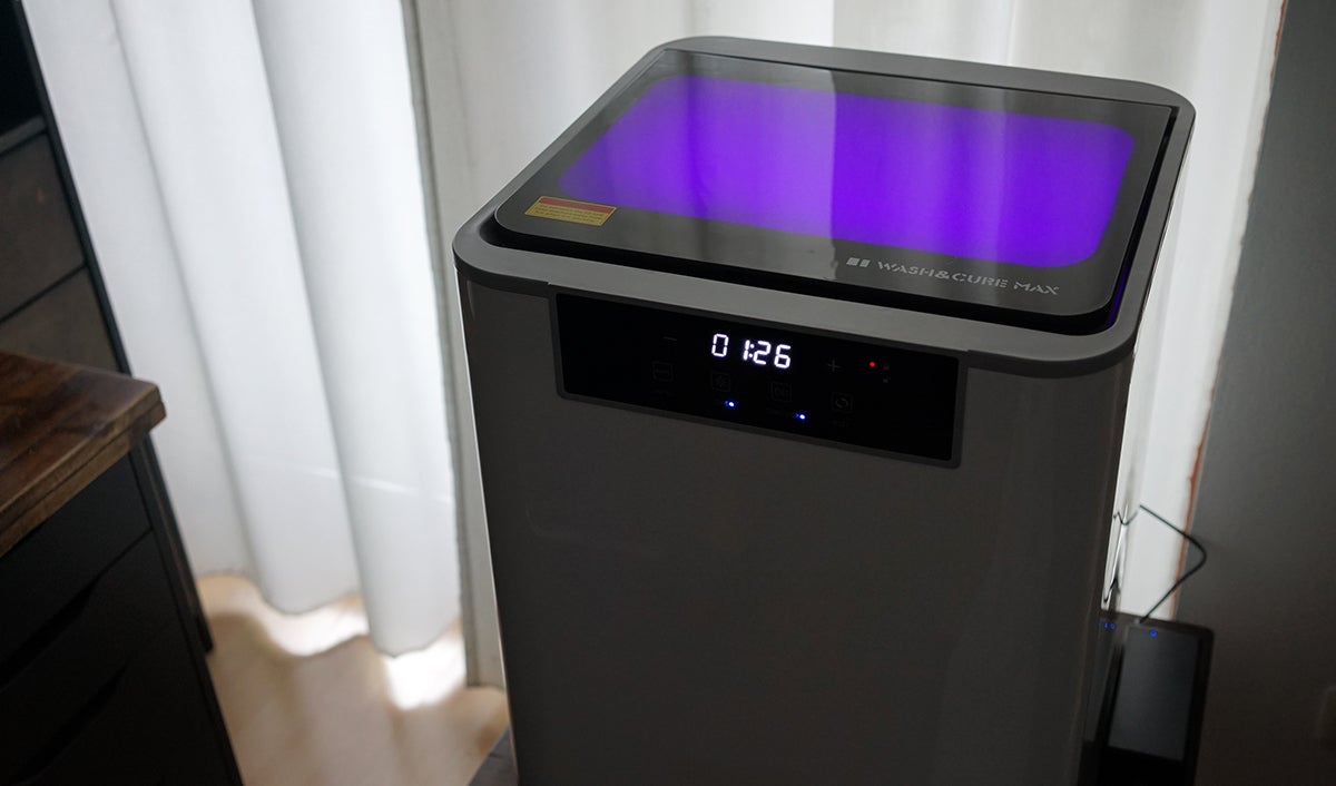 La tapa superior se bloquea al funcionar para evitar abrirla accidentalmente y protege de la radiación ultravioleta.Photo: Carlos Zahumenszky / Gizmodo