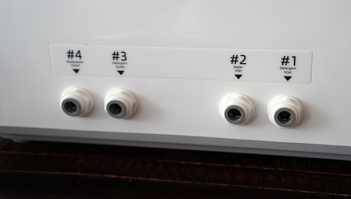 De igual manera, una pegatina señala los números y uso de cada conexión.Photo: Carlos Zahumenszky / Gizmodo