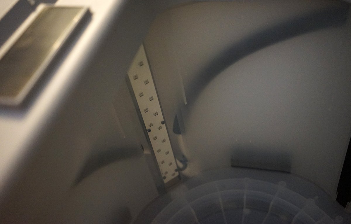 El curado lo realiza una columna de LED ultravioleta en una de las esquinas del tambos interior.Photo: Carlos Zahumenszky / Gizmodo