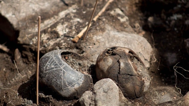 Dos pequeños cuencos encontrados entre el ajuar funerario.Foto: Ministerio de Cultura