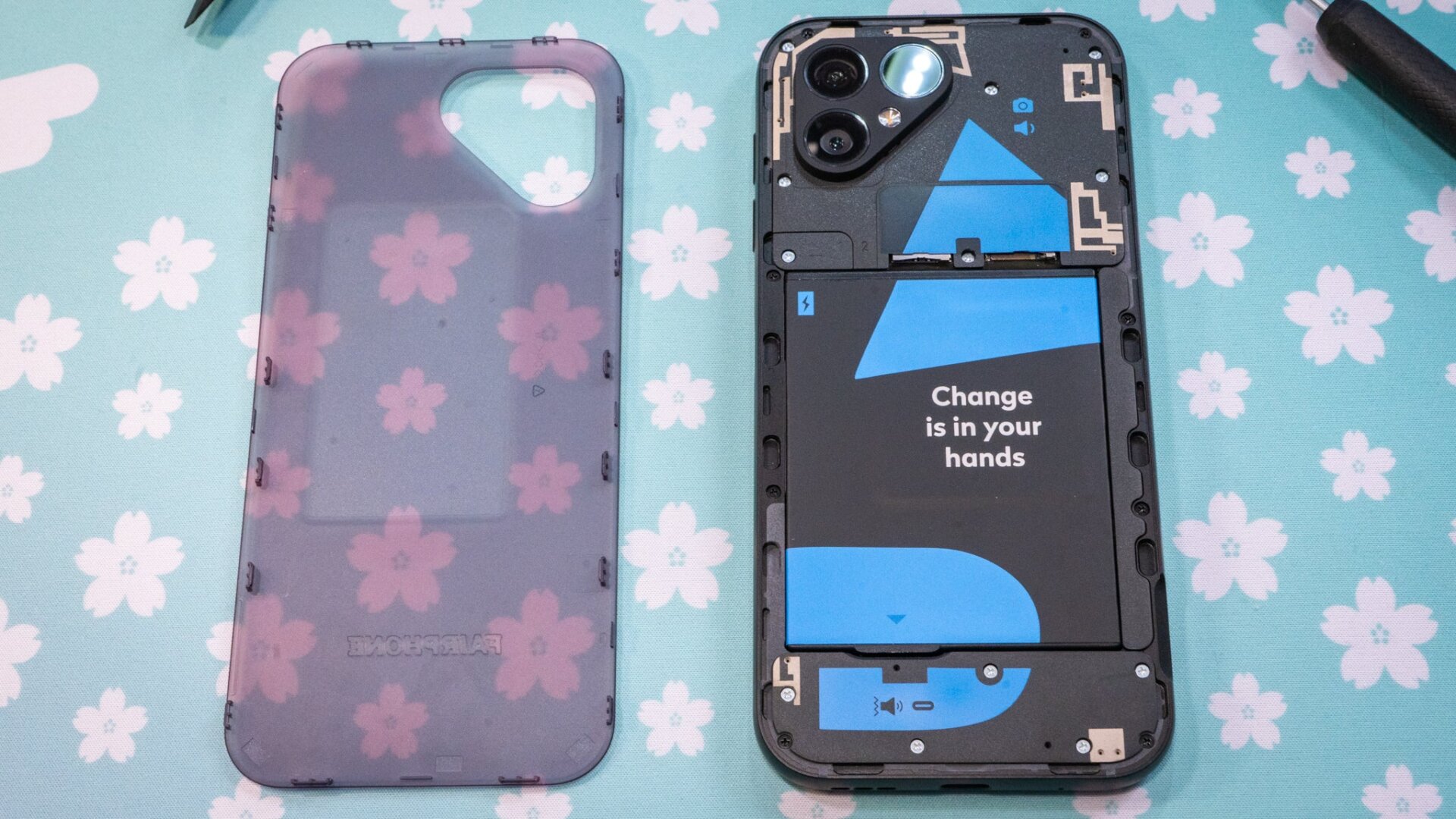 Quite el respaldo del Fairphone 5 y podrá acceder a sus numerosos módulos.Foto: Florencia Ion / Gizmodo