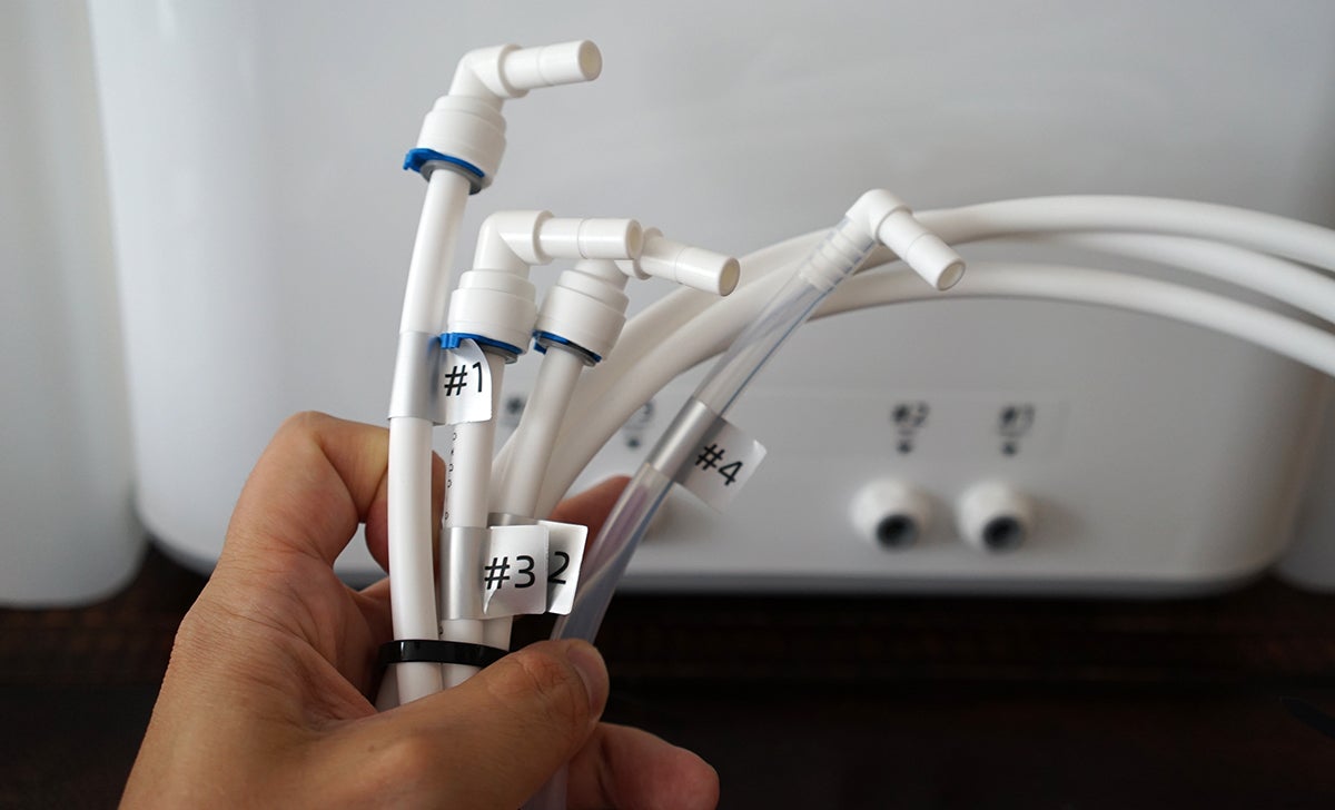 Los tubos de la Anycubic Wash & Cure están numerados para facilitar las conexiones.Photo: Carlos Zahumenszky / Gizmodo