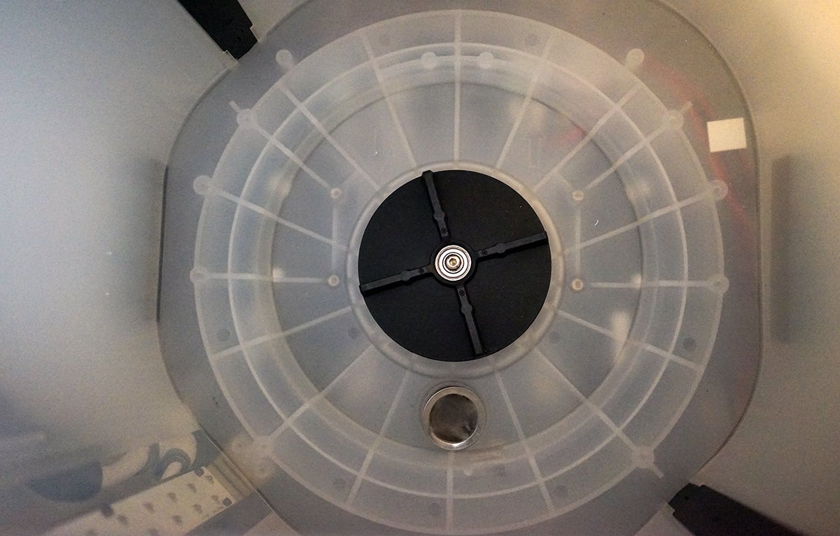 Todo el interior de la Wash & Cure Max es a prueba de agua, incluyendo el motor de la base.Photo: Carlos Zahumenszky / Gizmodo