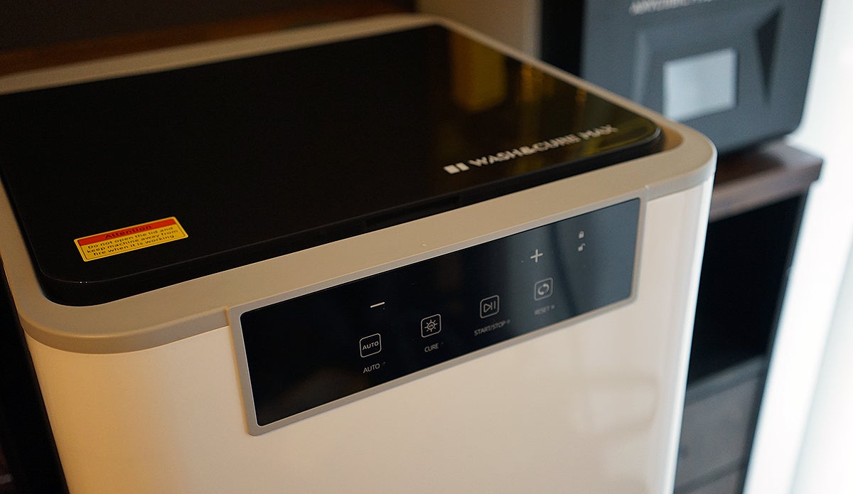 Los controles táctiles de la parte frontal de la Wash & Cure Max son sencillos y útiles.Photo: Carlos Zahumenszky / Gizmodo