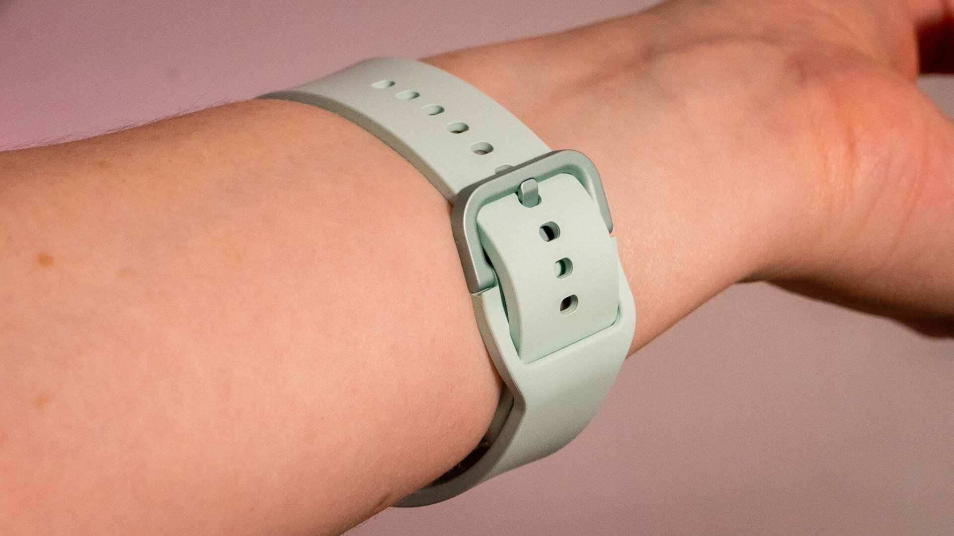 El Galaxy Watch 6 con una banda deportiva de Galaxy Watch.