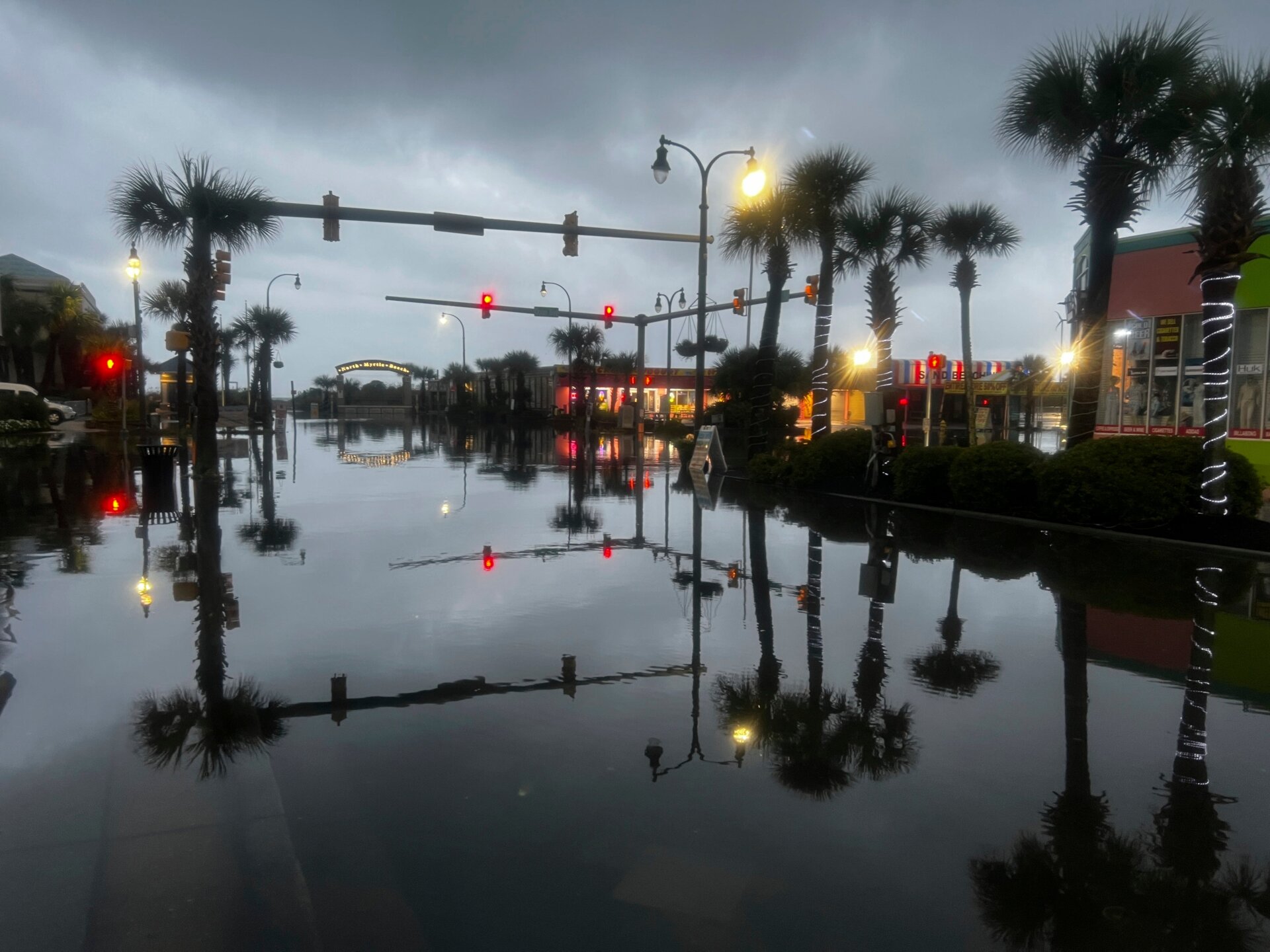 Main Street en North Myrtle Beach, Carolina del Sur, se inundó el miércoles 30 de agosto de 2023 después del paso del huracán Idalia.