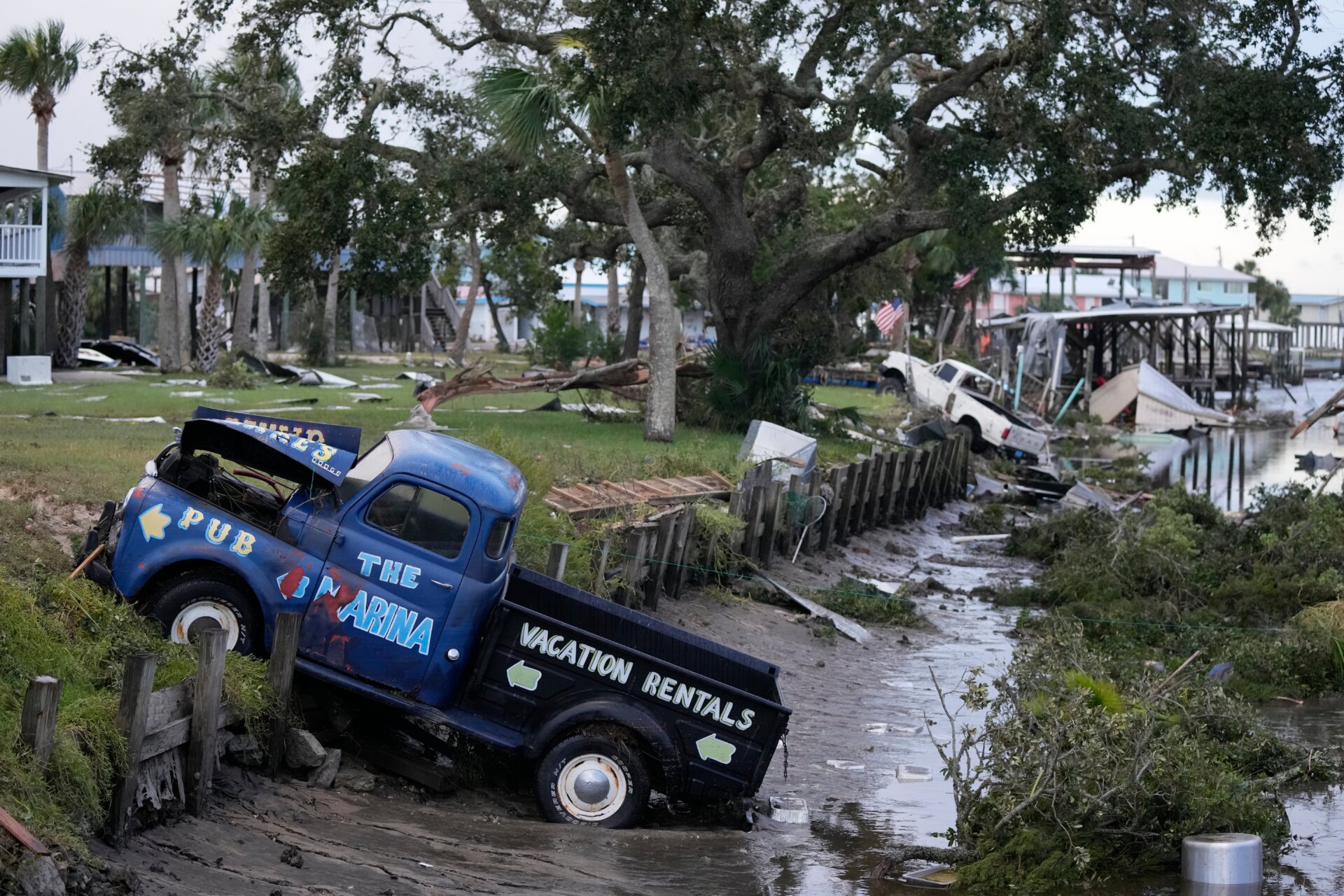 Camionetas y escombros esparcidos en un canal en Horseshoe Beach, Florida, después del paso del huracán Idalia, el 30 de agosto de 2023.