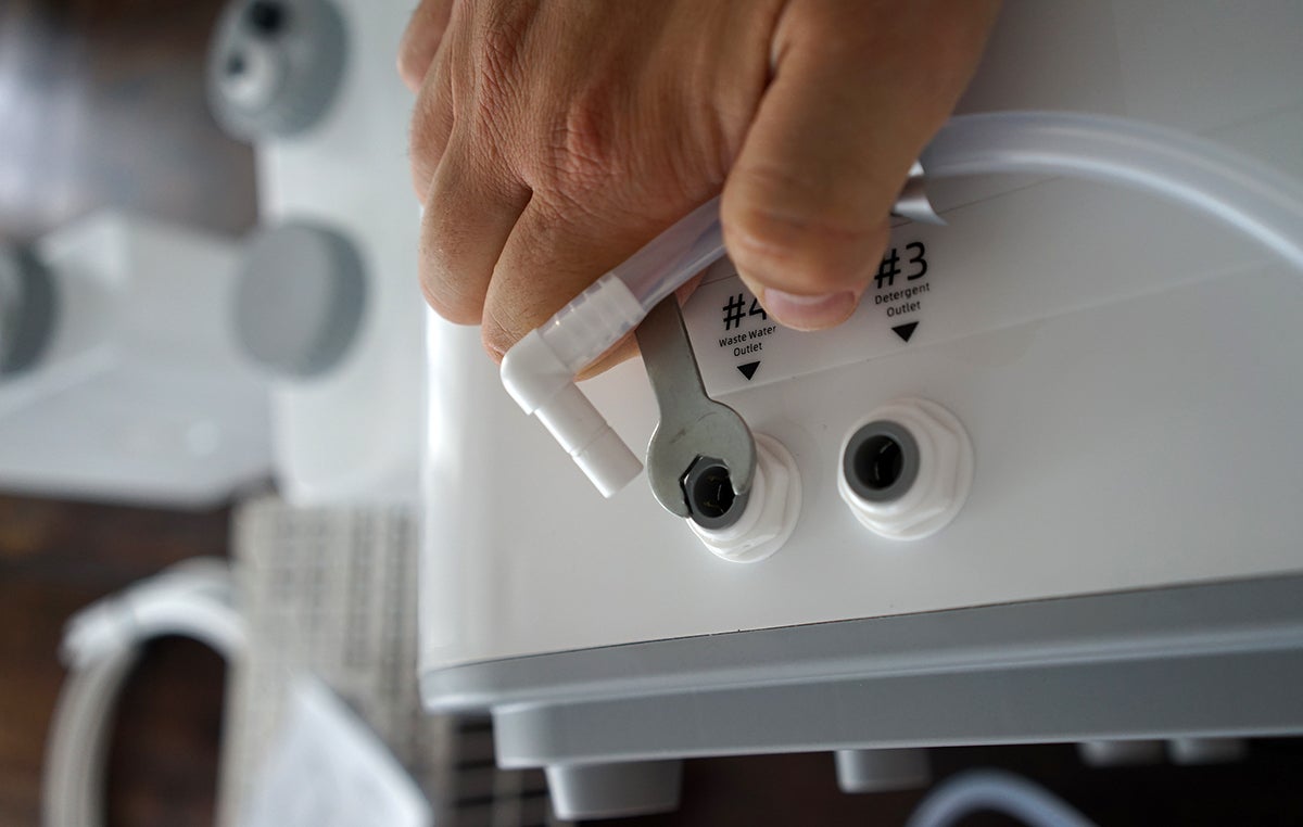 Sacar los tubos requiere de apretar hacia adentro un seguro como el de los tubos en una impresora de filamento.Photo: Carlos Zahumenszky / Gizmodo