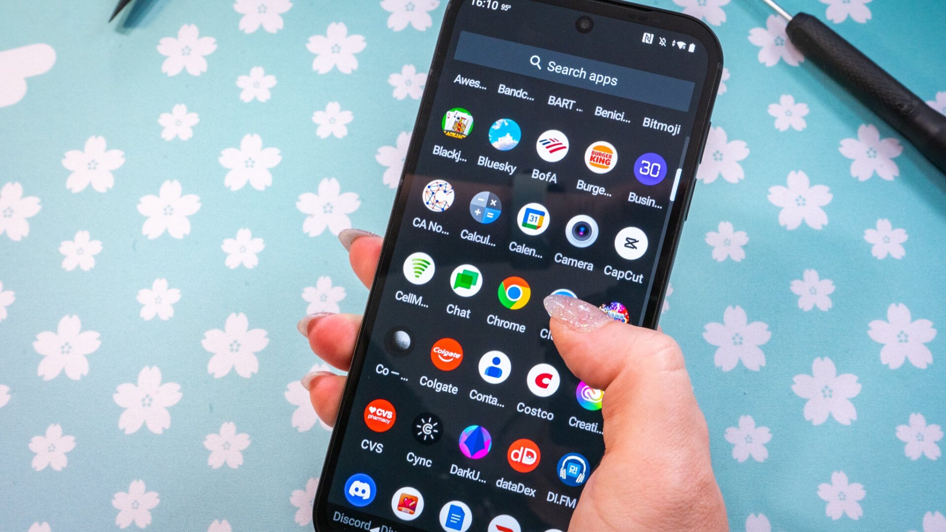 La pantalla OLED del Fairphone 5 se ve genial, pero a veces la interfaz puede parecer un poco entrecortada.Foto: Florencia Ion / Gizmodo