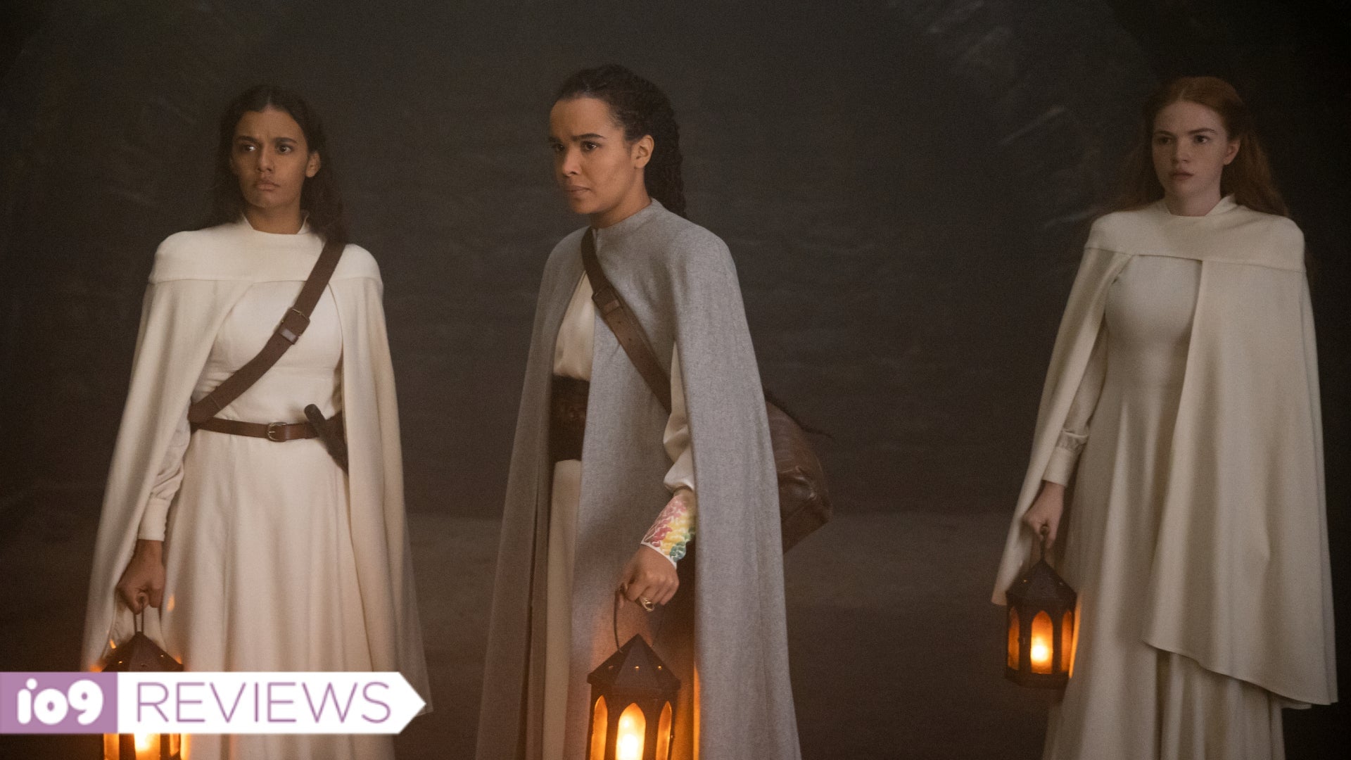 Egwene (Madeleine Madden), Nynaeve (Zoë Robins) y su compañera Aes Sedai en formación Elayne (Ceara Coveney).