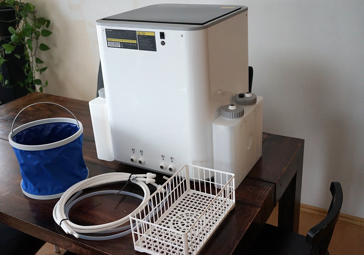 La Anycubic Wash & Cure Max, con todos sus accesorios.Photo: Carlos Zahumenszky / Gizmodo