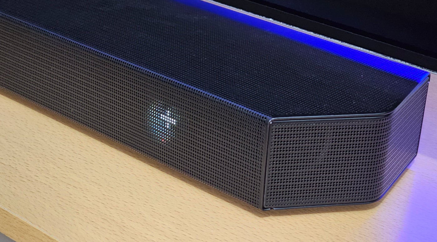 La barra de sonido Samsung Q930B, también mencionada en este análisis.