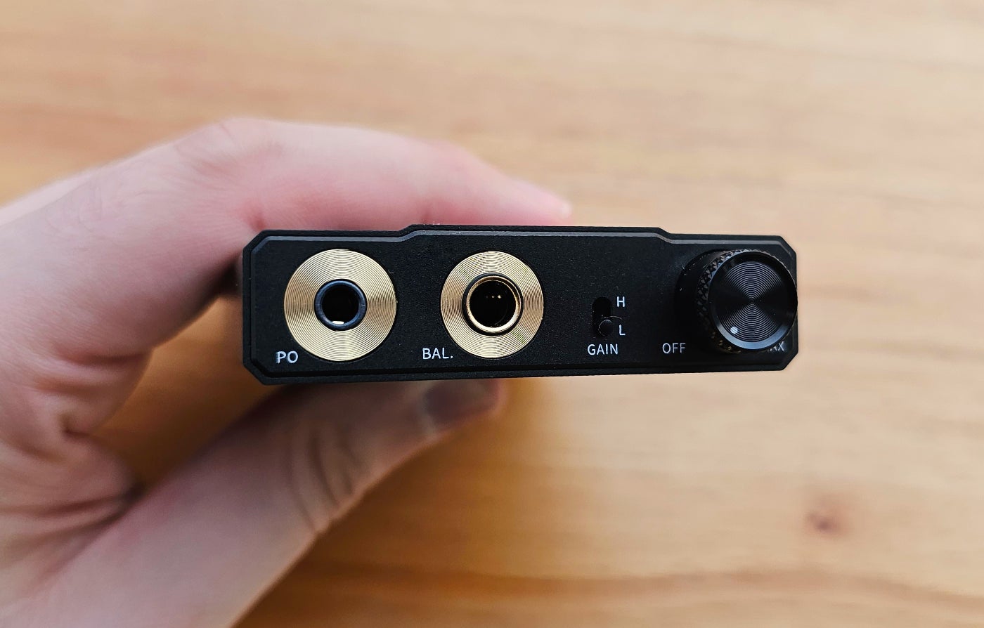 De izquierda a derecha: el puerto de 3,5 mm (no balanceado), el puerto de 4,4 mm (balanceado), el selector de ganancia (Baja - Alta) y el controlador de volumen que también sirve para encender el Q11.