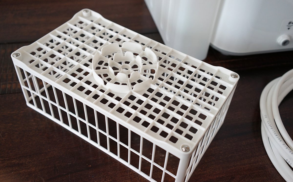 La bandeja para piezas tiene cuatro rodamientos para facilitar su rotación.Photo: Carlos Zahumenszky / Gizmodo