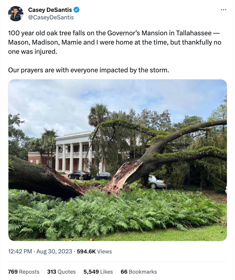 Un tuit de la Primera Dama de Florida sobre el árbol que golpeó la casa del Gobernador en Tallahassee esta semana.
