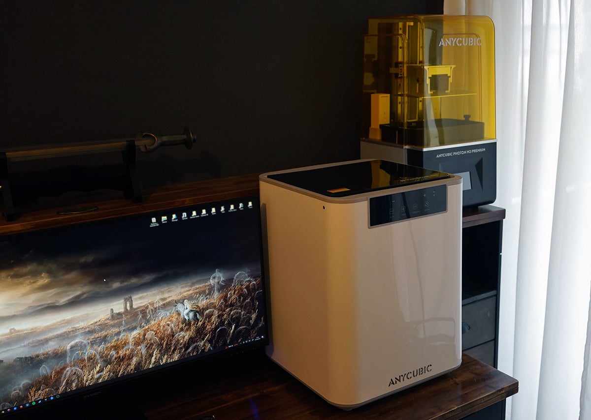 La Anycubic Wash & Cure Max no es apta para todos los hogares porque es sencillamente enorme. La impresora que hay arriba es la Photon M3 Premium, una de las más grandes del fabricante, y luce pequeña en comparación.Photo: Carlos Zahumenszky / Gizmodo