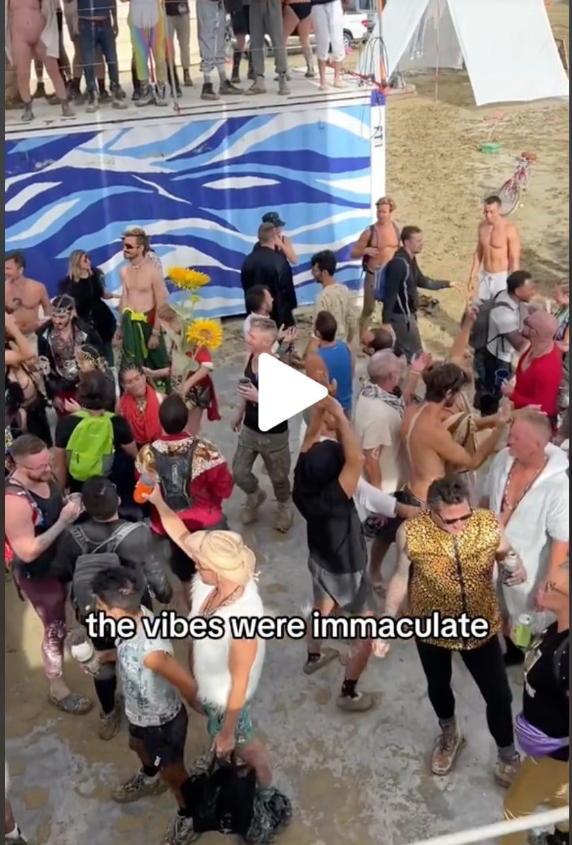 Un asistente describe cómo los asistentes al evento se ayudaron mutuamente a manejar el mal tiempo.