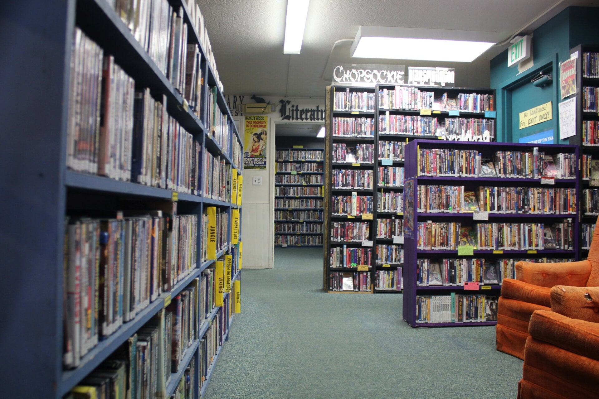 Scarecrow Video tiene secciones enteras dedicadas a los géneros cinematográficos a menudo olvidados, como el nombre coloquial de las películas de acción de Hong Kong de mediados de siglo, “chuletas.”