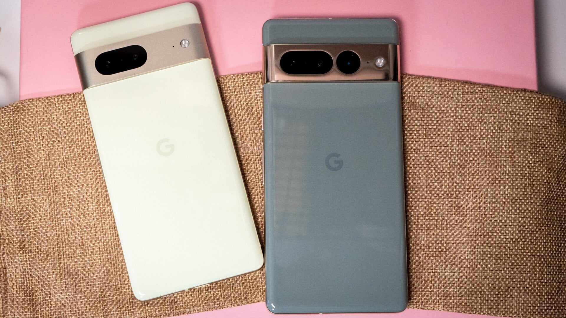 El Pixel 7 (izquierda) y el Pixel 7 Pro (derecha).