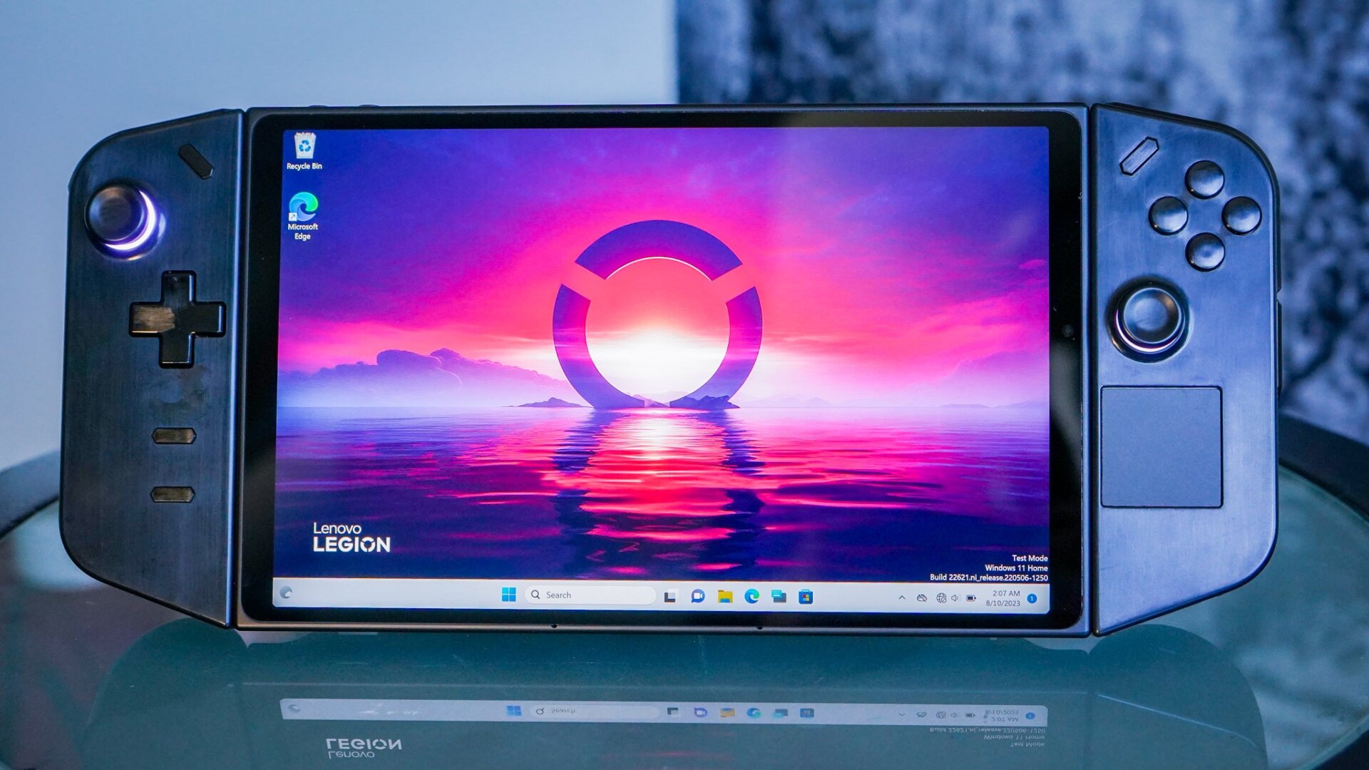 Lenovo Legion Go en su forma de consola móvil lista para jugar. Foto: Florence Ion/Gizmodo