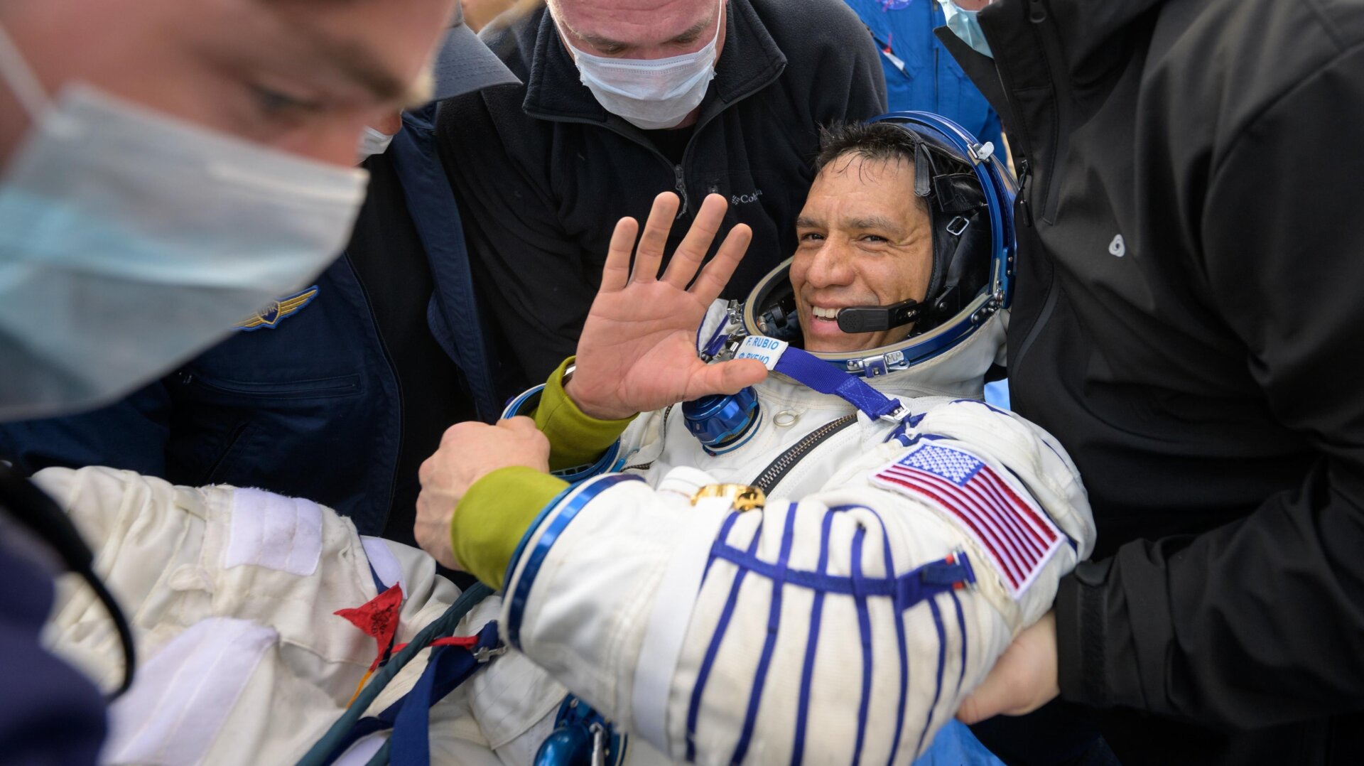 El astronauta de la Expedición 69 de la NASA, Frank Rubio, recibe ayuda para salir de la nave espacial Soyuz MS-23 apenas unos minutos después de aterrizar en un área remota cerca del ciudad de Zhezkazgan, Kazajstán el 27 de septiembre de 2023.