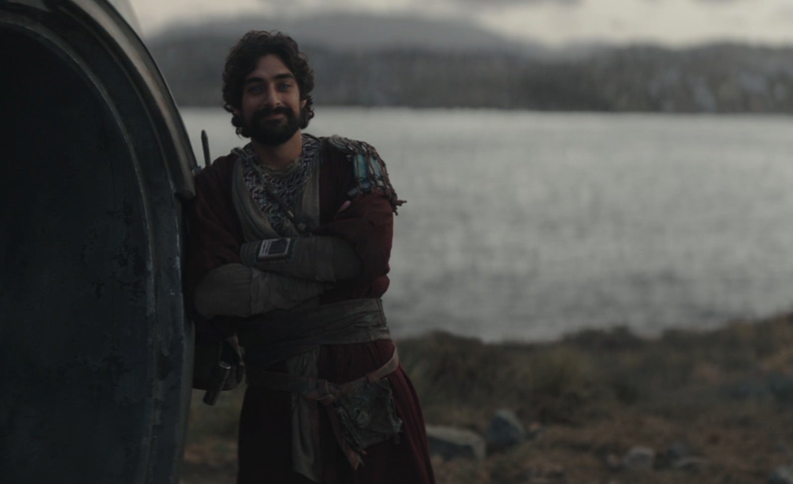 Bienvenido de nuevo Ezra, interpretado por Eman Esfandi.