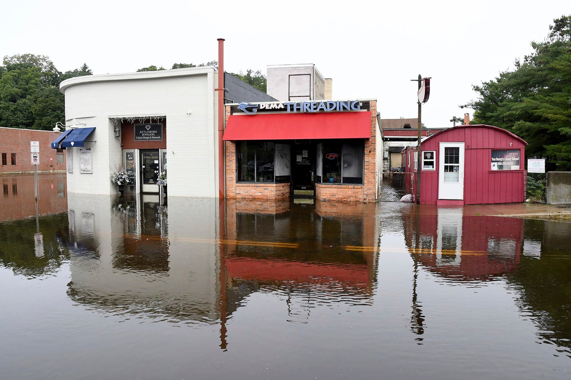 Los negocios en la calle del condado en Attleboro, Massachusetts, permanecieron cerrados debido a las inundaciones causadas por las fuertes lluvias el 12 de septiembre de 2023.