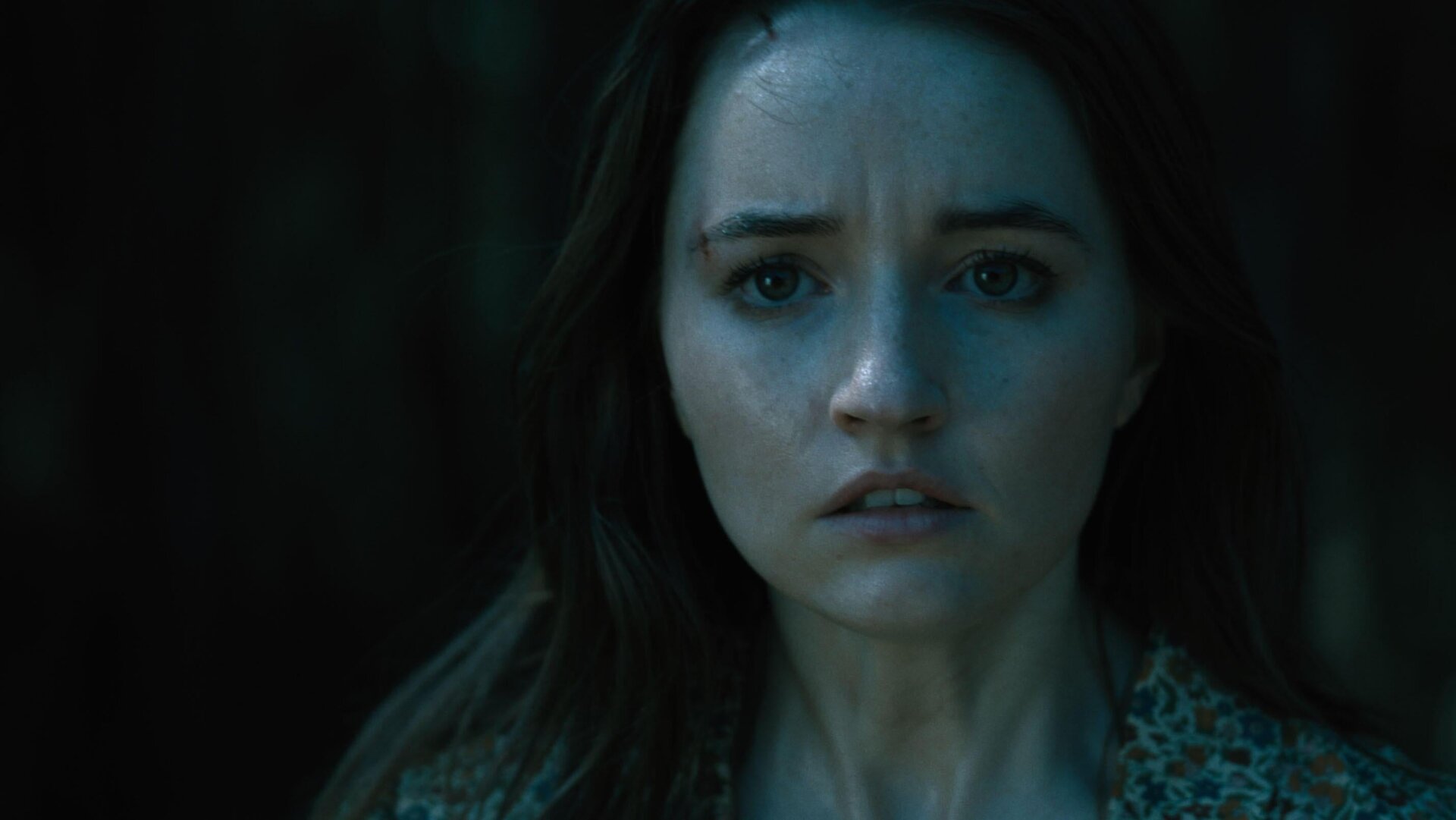 Brynn (Kaitlyn Dever) se enfrenta a un encuentro cercano del tipo “¡oh, infiernos, no!”...
