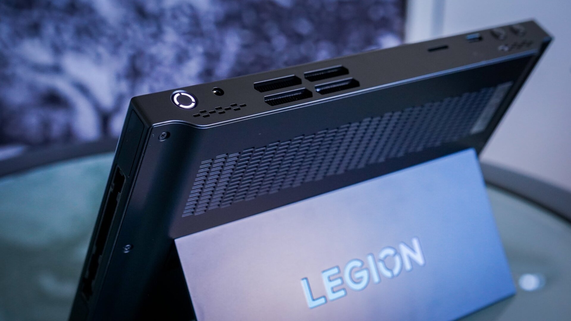La Legion Go cuenta con un práctico soporte. Foto: Florence Ion/Gizmodo