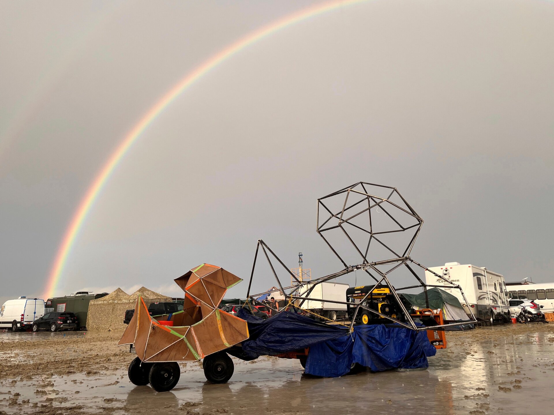Un arco iris y los terrenos embarrados en Burning Man en Nevada en septiembre de 2023.