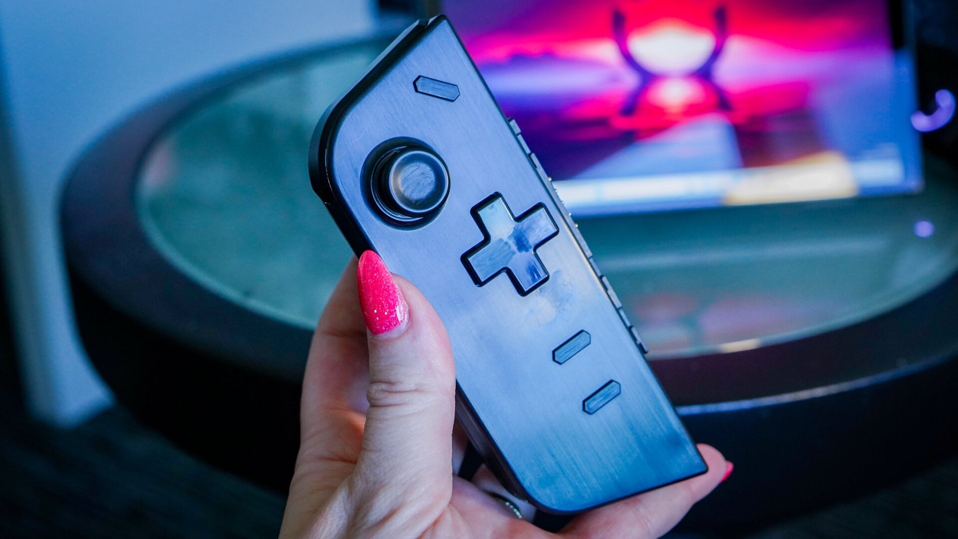 Cada uno de los controladores de Legion Go tiene diferentes diseños para diferentes escenarios de juego. Foto: Florence Ion/Gizmodo