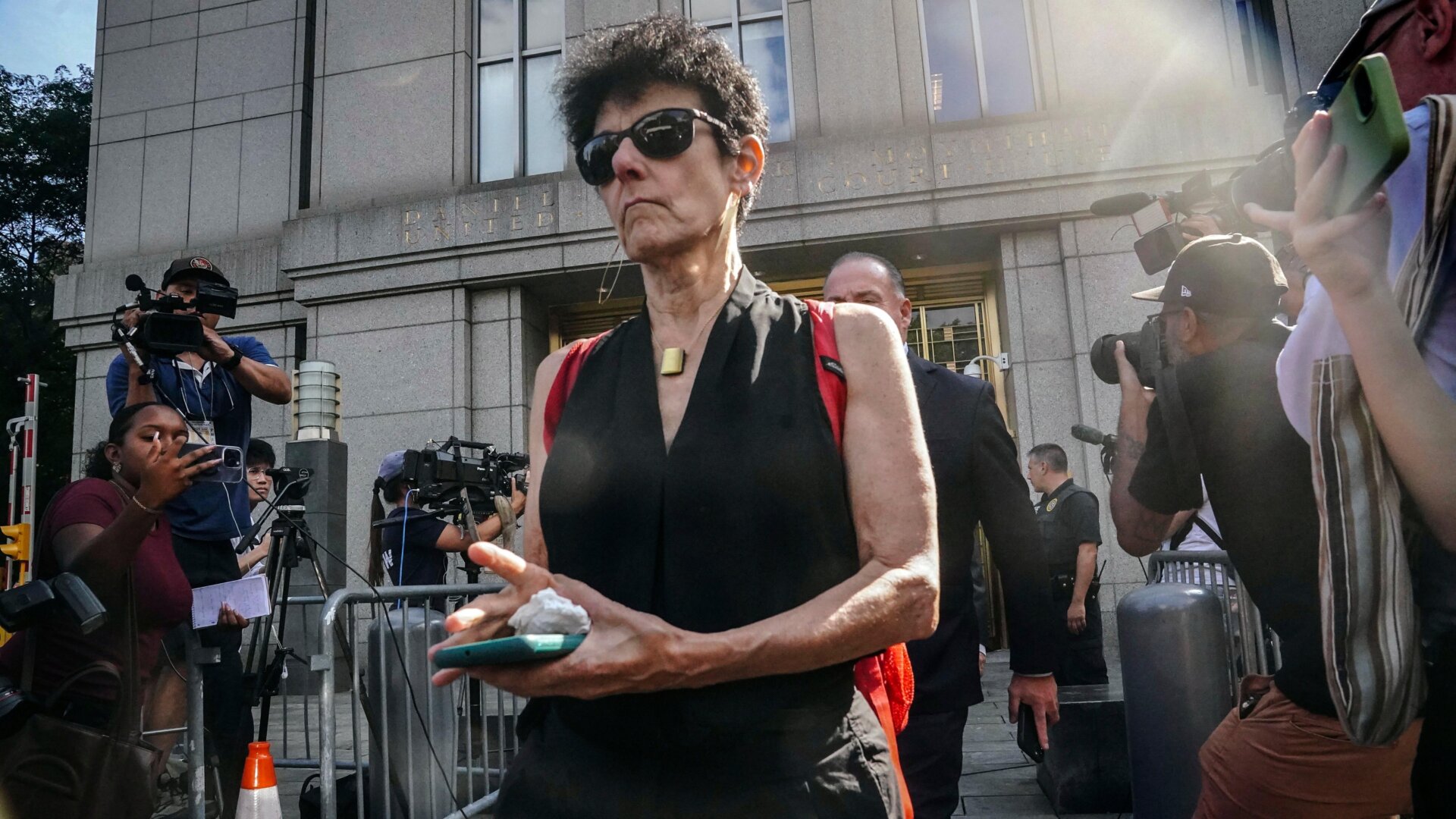 Barbara Fried abandona el tribunal federal de Manhattan después de que a su hijo, el fundador de FTX, Sam Bankman-Fried, le revocaran la libertad bajo fianza por manipulación de testigos en su caso de fraude. Viernes 11 de agosto de 2023 en Nueva York (