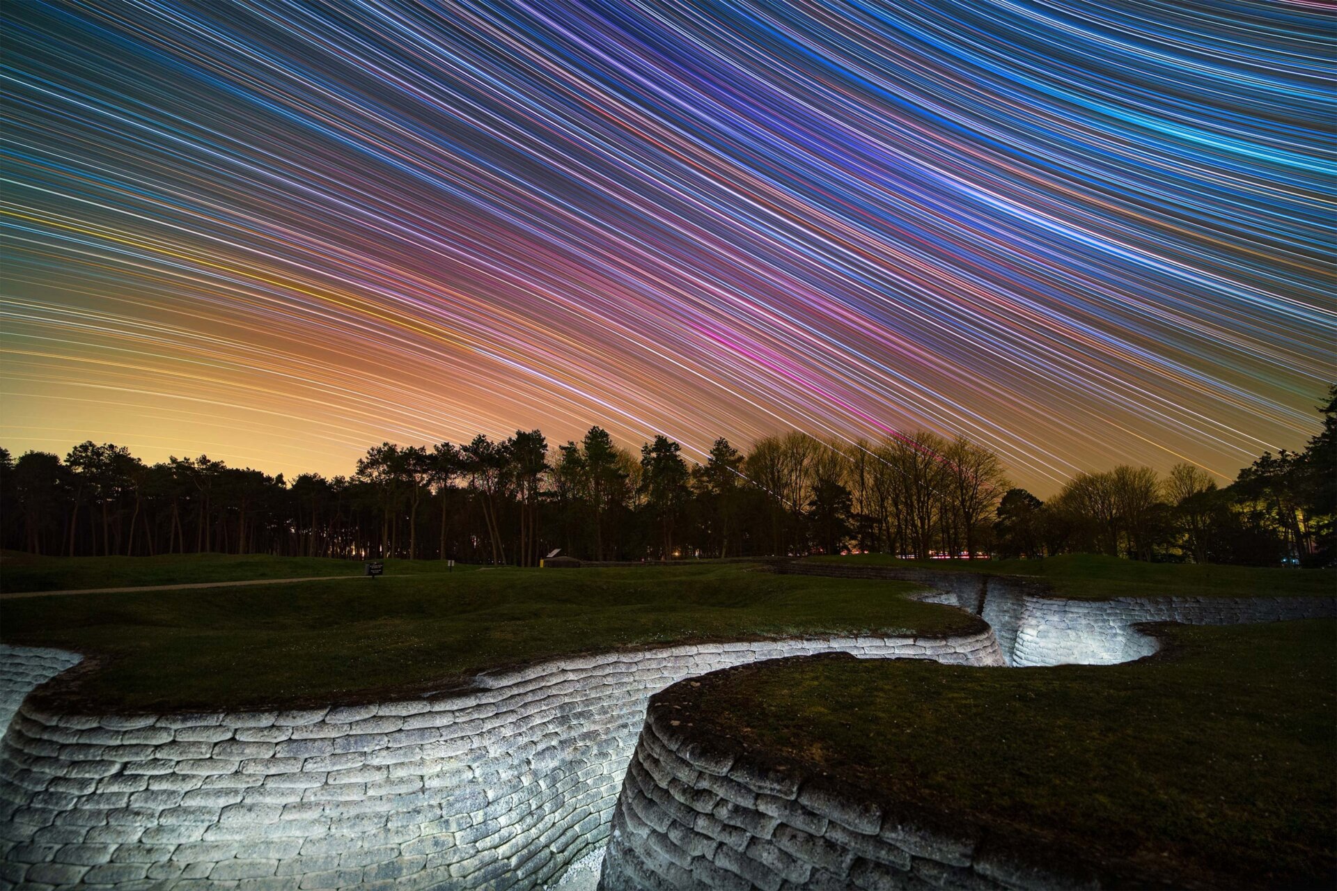 Vívidas rayas de estrellas sobre un monumento a la guerra francés.