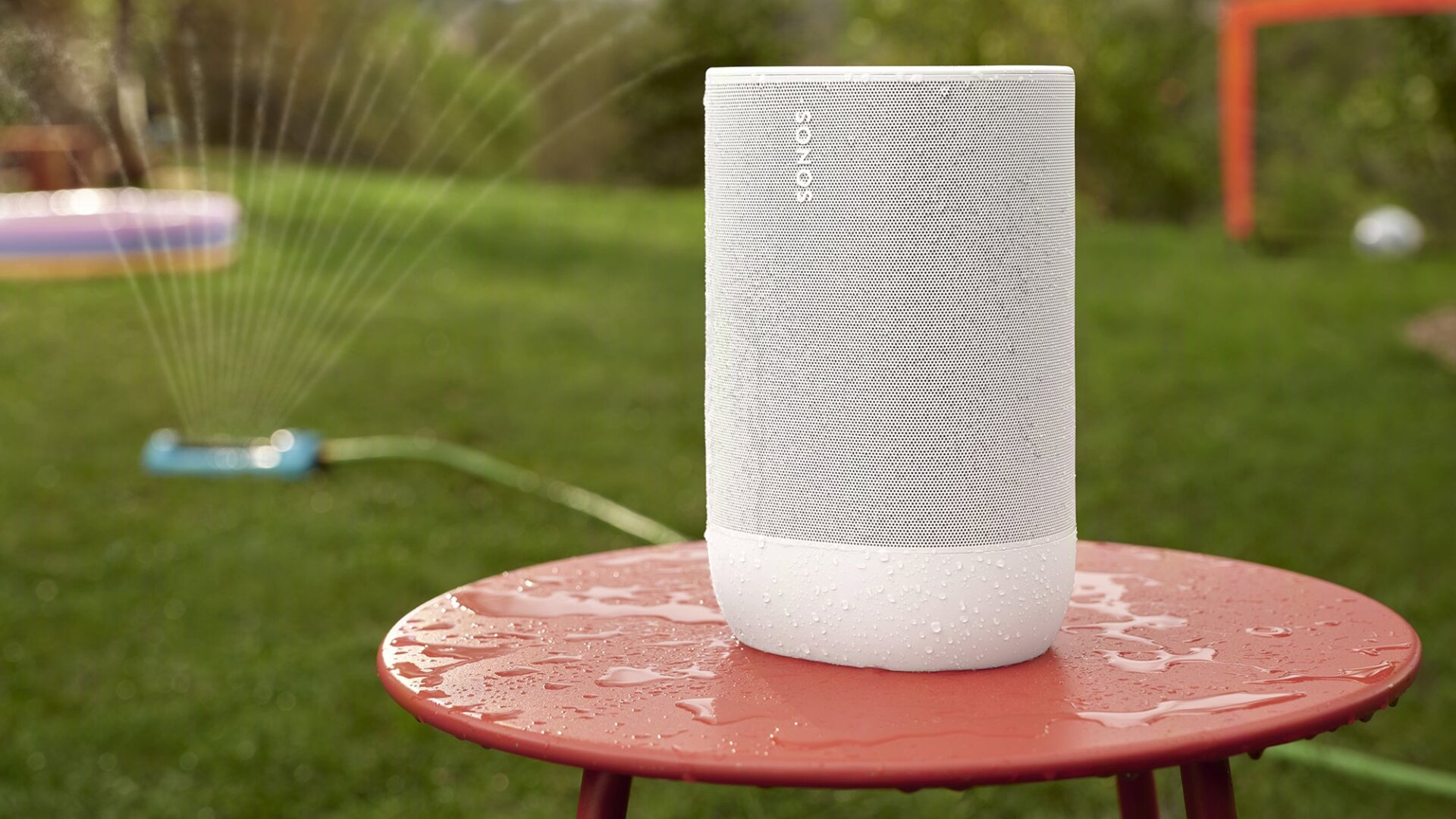 Al igual que su predecesor, el Sonos Move 2 tiene una calificación IP58 para manejar los inconvenientes al aire libre.