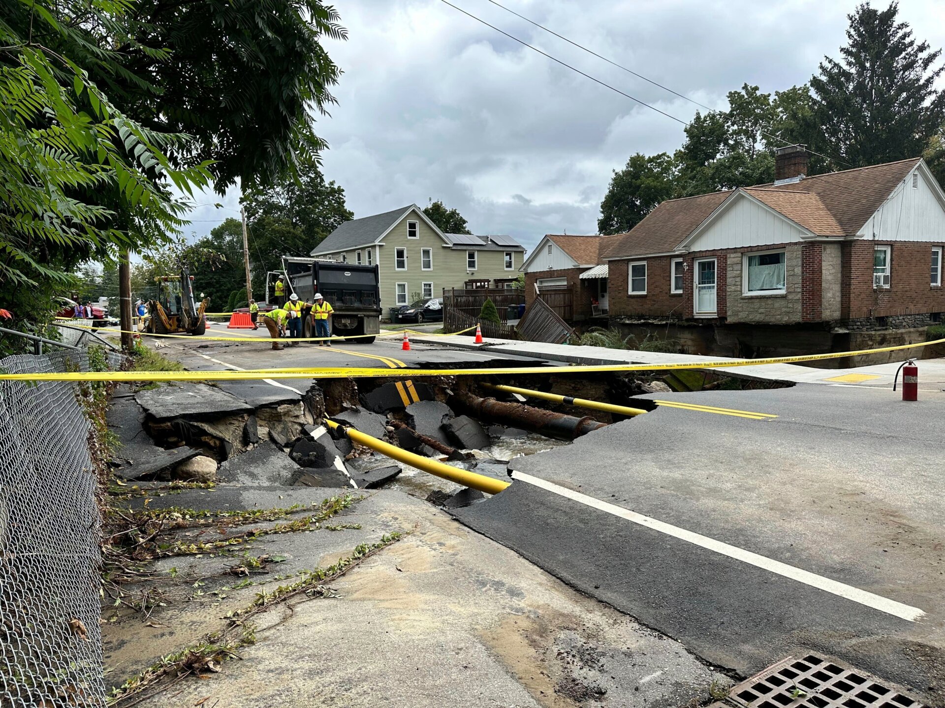 Los equipos de carretera evalúan un sumidero en Chestnut Street en Leominster, Massachusetts, el 12 de septiembre de 2023.