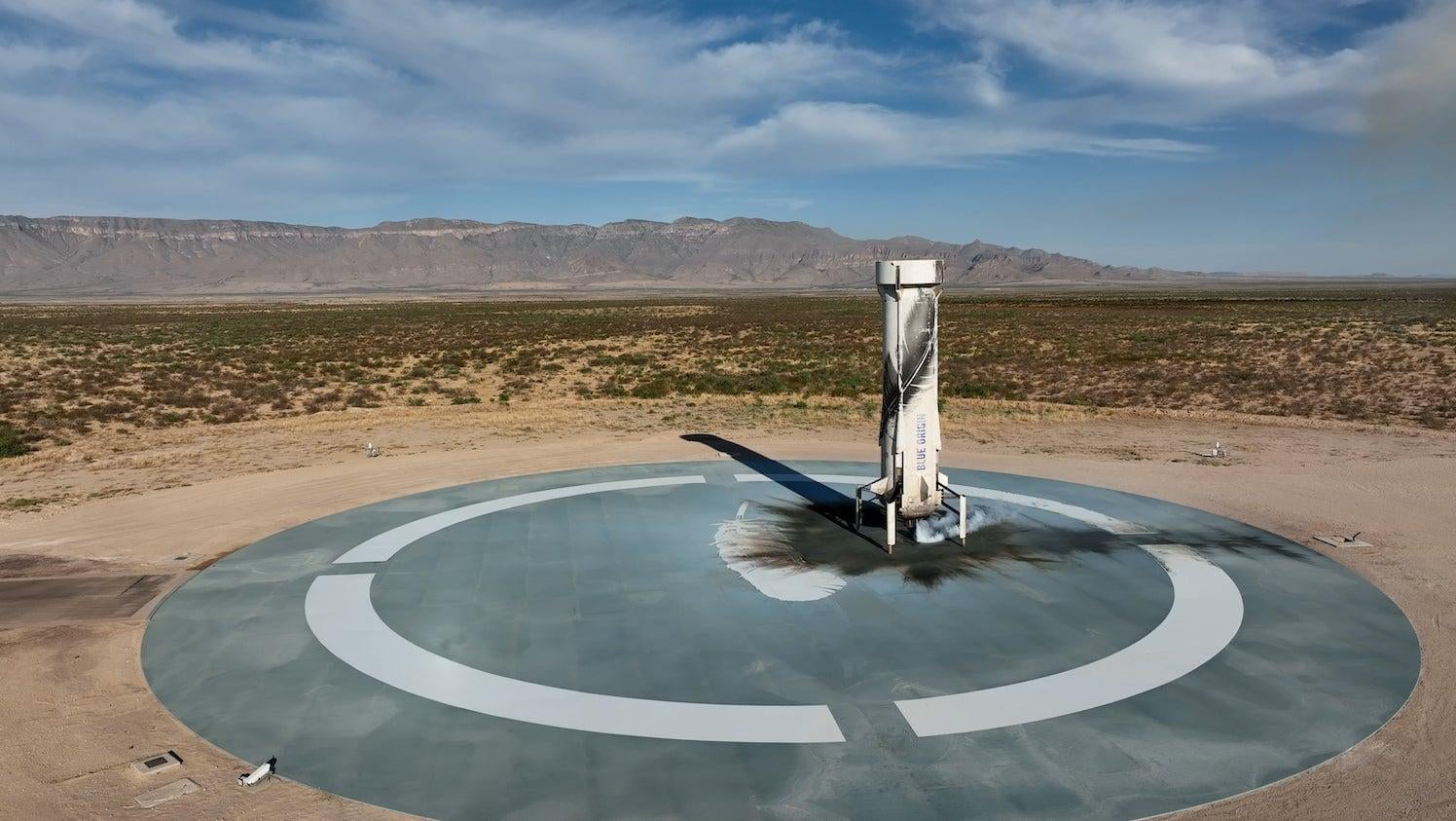 El refuerzo New Shepard de Blue Origin en su plataforma de aterrizaje en junio de 2022.