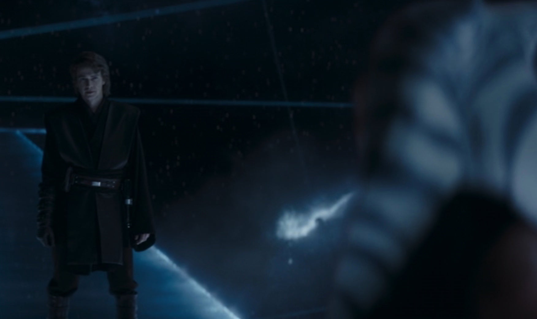 Sabine regresa, toma el mapa y Ahsoka se da cuenta de que es jaque mate. Han ganado. Todo lo que Sabine necesita hacer es destruir el mapa.  va a