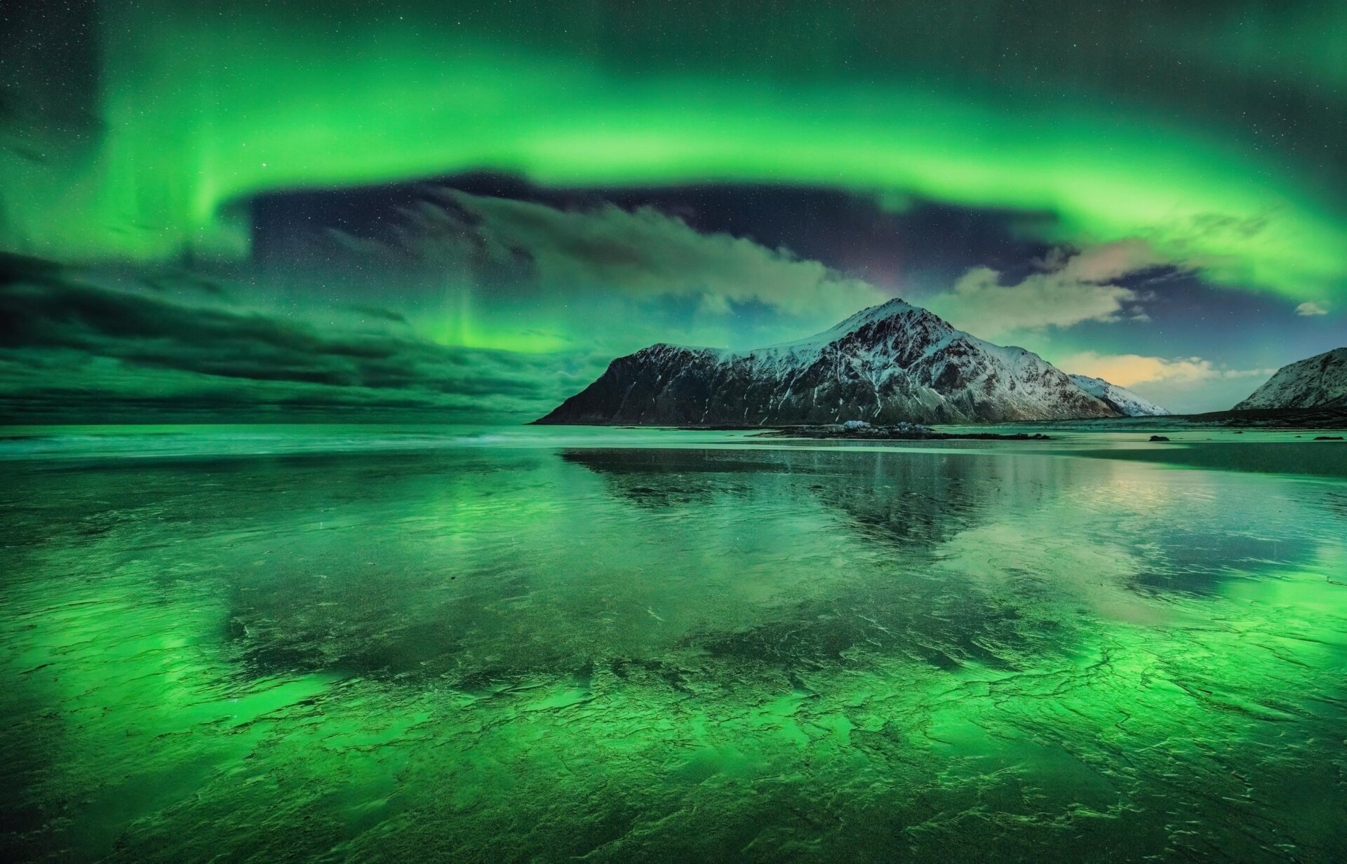 Una hermosa foto de la aurora sobre las islas Lofoten de Noruega.