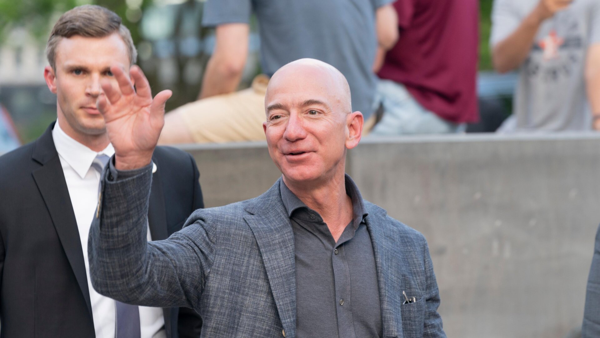 Si Jeff Bezos todavía fuera el CEO de Amazon, yo diría que el gigante del comercio electrónico debería reemplazarlo con un chatbot automatizado.