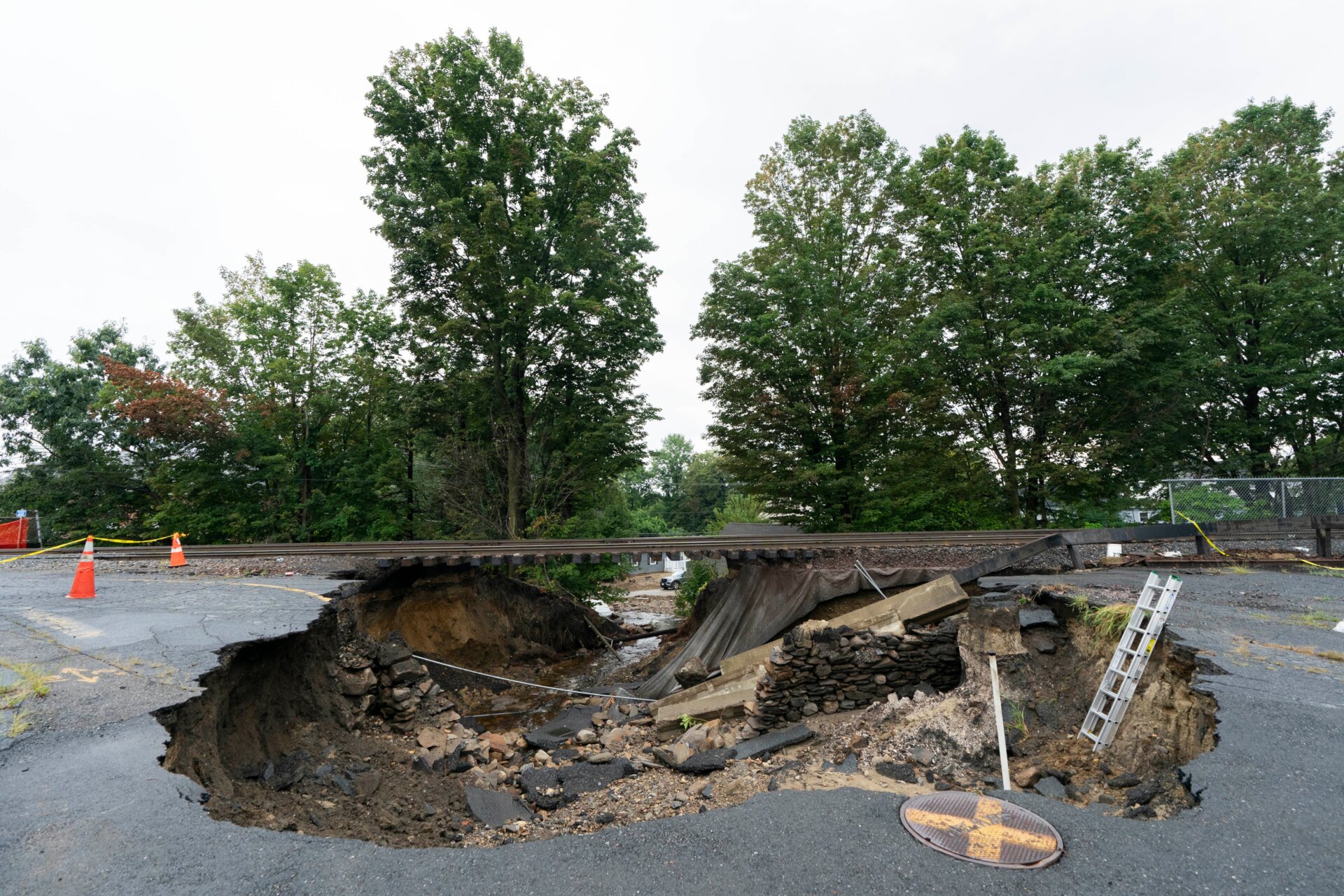 Las vías del tren en la línea Fitchburg se extienden sobre un área arrasada por inundaciones recientes el 13 de septiembre de 2023 en Leominster, Massachusetts. 