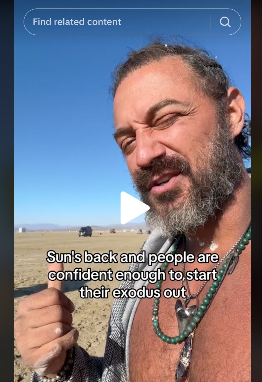 Un asistente al evento explica cómo la gente ha intentado irse después de que el sol volvió a salir.