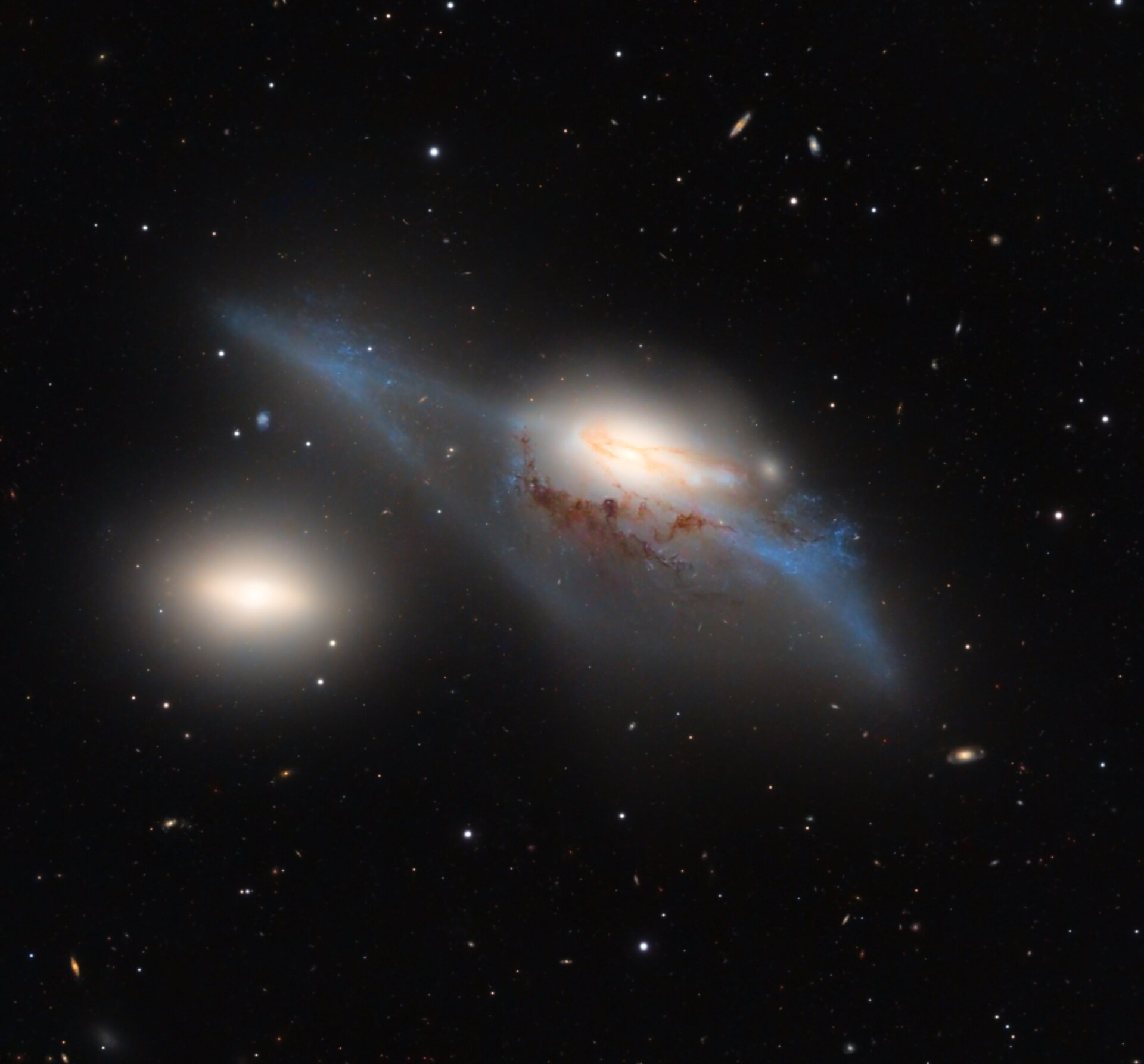 Los Ojos, o NGC 4438.