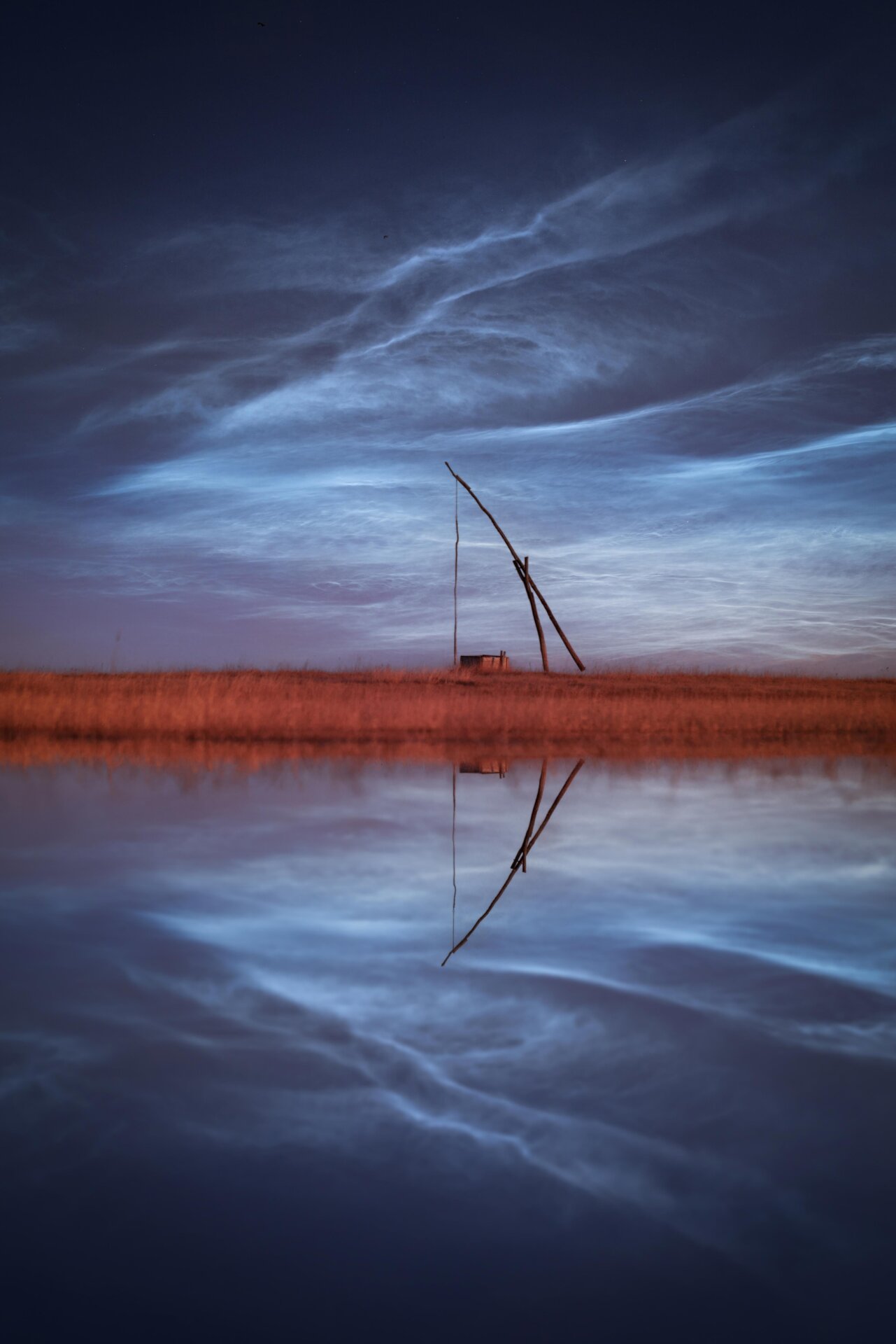 Nubes sobre Hungría, reflejadas en el estanque de abajo.