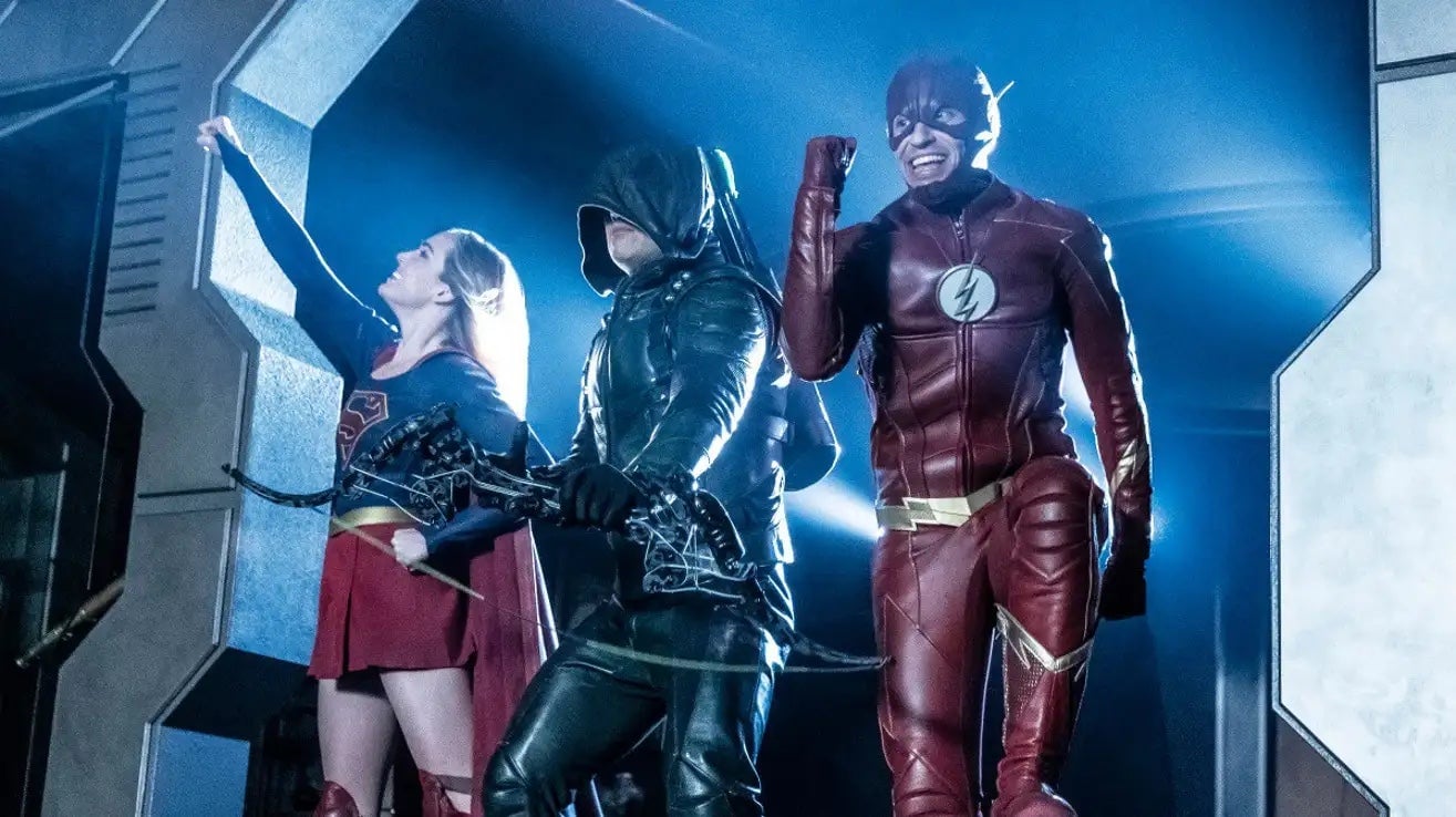 Leyendas del mañana personajes que cosplayan como otros héroes de Arrow-verse.