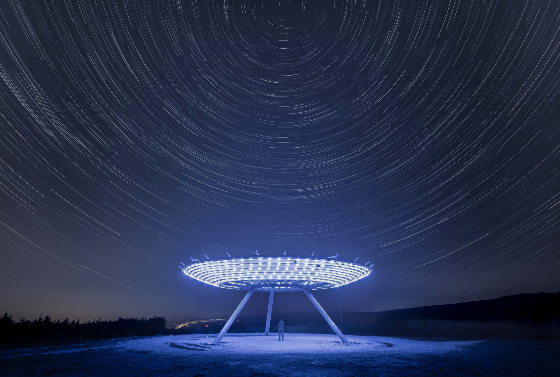 Una imagen muy recomendada que muestra rayas de estrellas sobre una gran escultura en Lancashire.