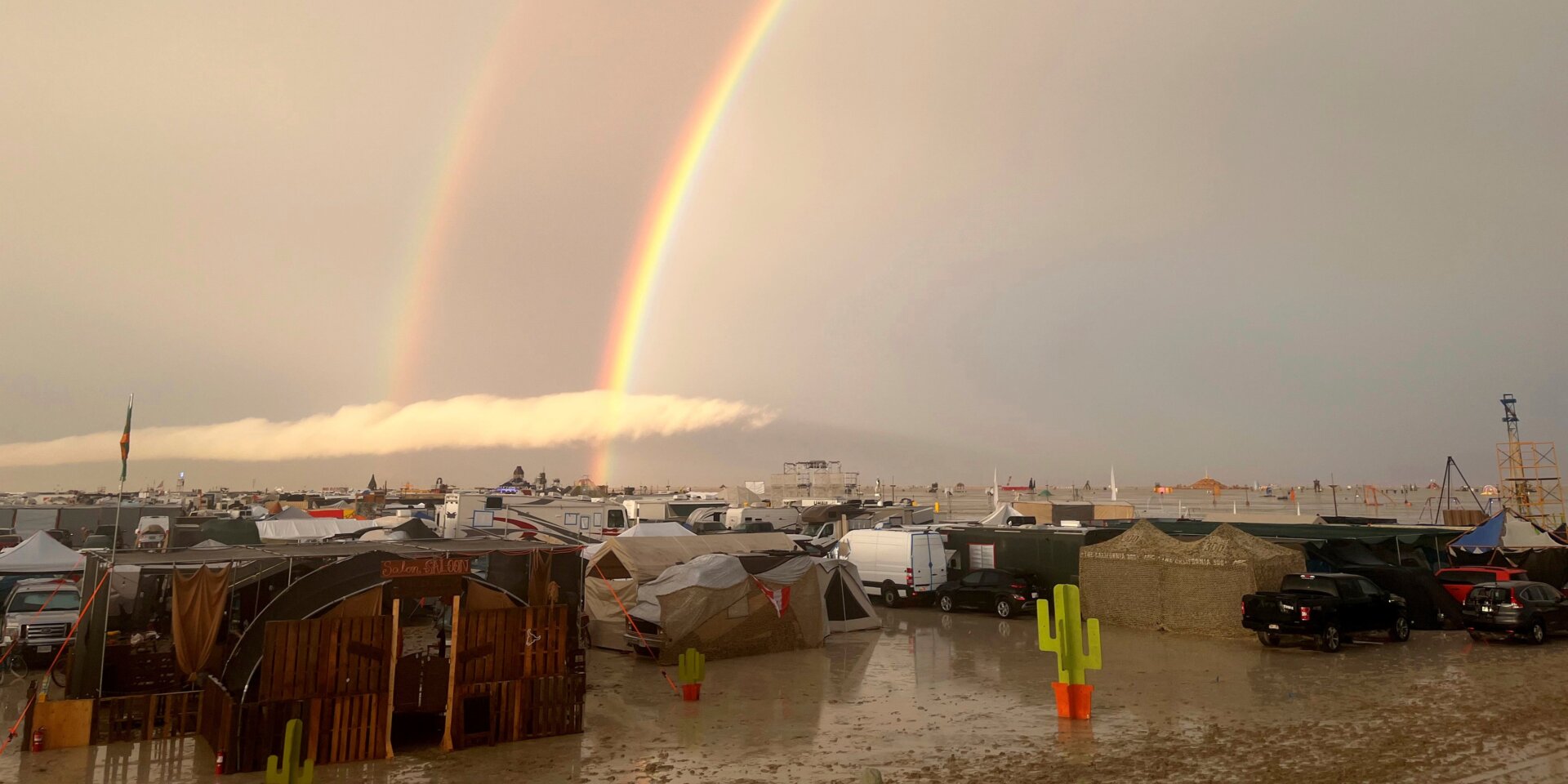 Un arco iris visto sobre los terrenos fangosos del festival “Burning Man”.