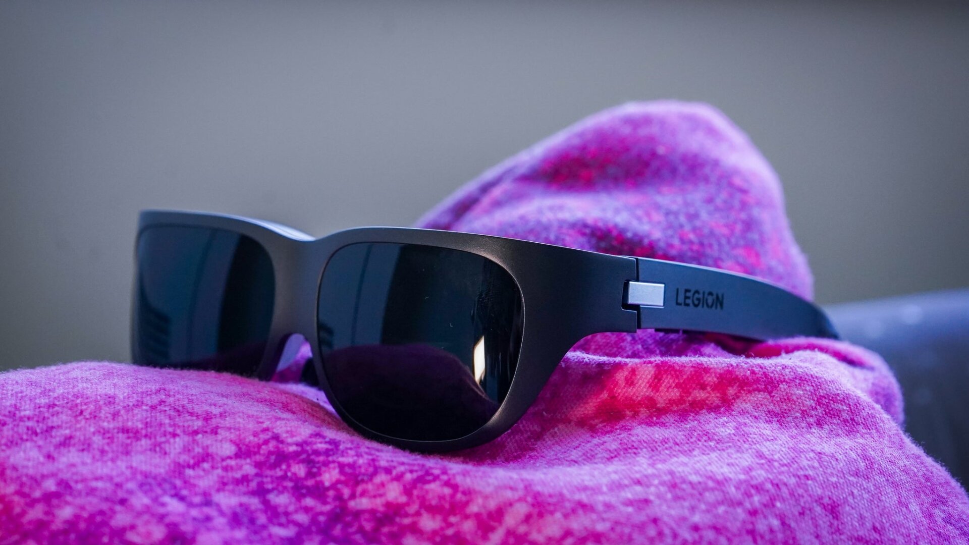 Las gafas Lenovo Legion podrían ser un excelente compañero de avión para mantener tus cosas en secreto. Foto: Florence Ion/Gizmodo