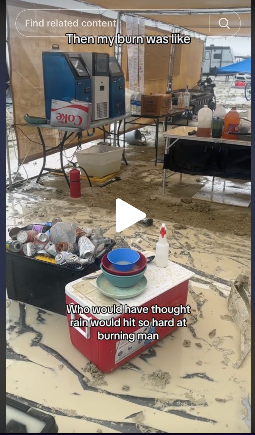 Un asistente al evento muestra imágenes del antes y el después de la lluvia