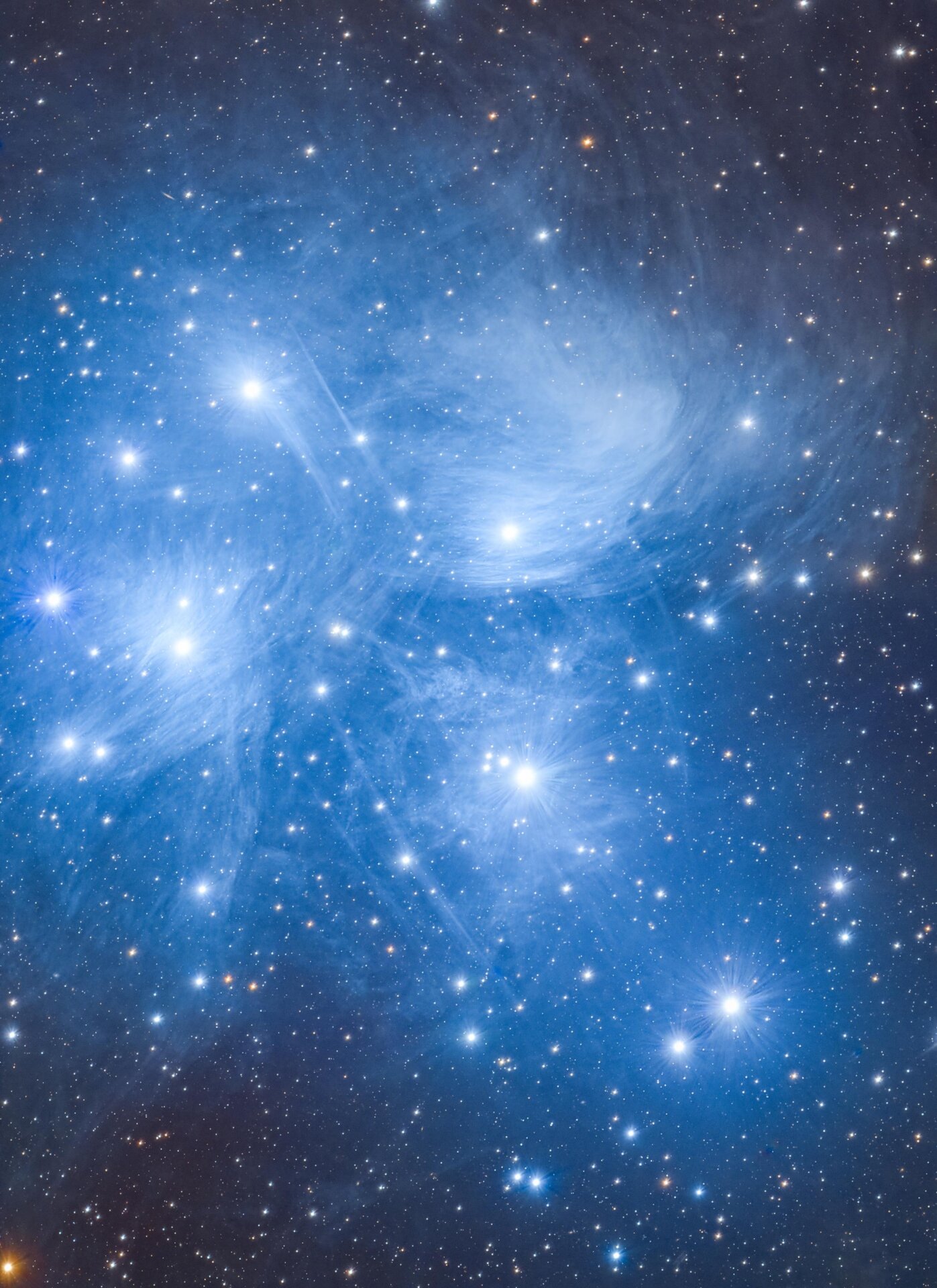 Las Pléyades, un cúmulo de briznas y estrellas en el cielo nocturno.