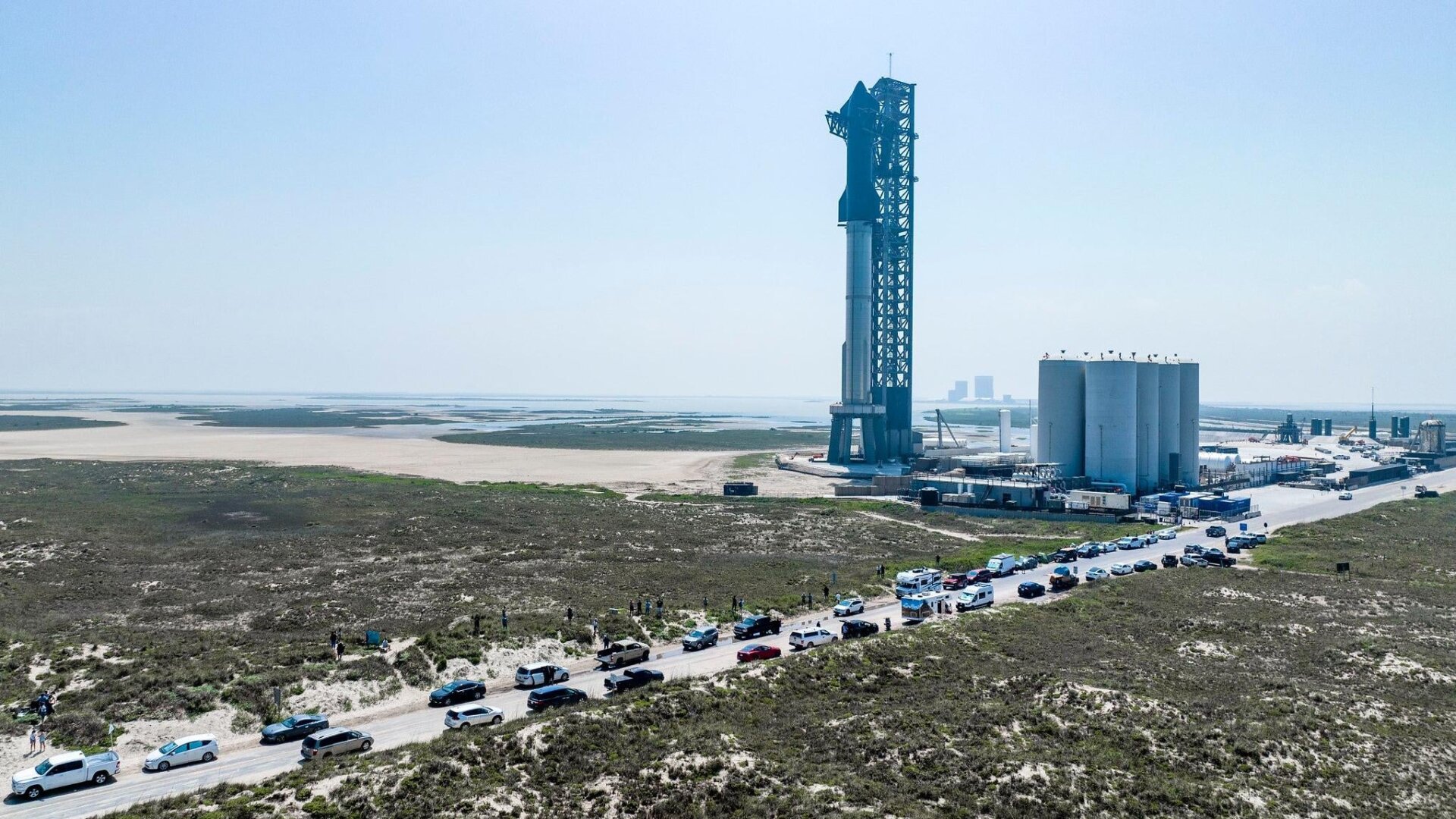 El vehículo de lanzamiento Starship de SpaceX en su plataforma de lanzamiento en Boca Chica, Texas.